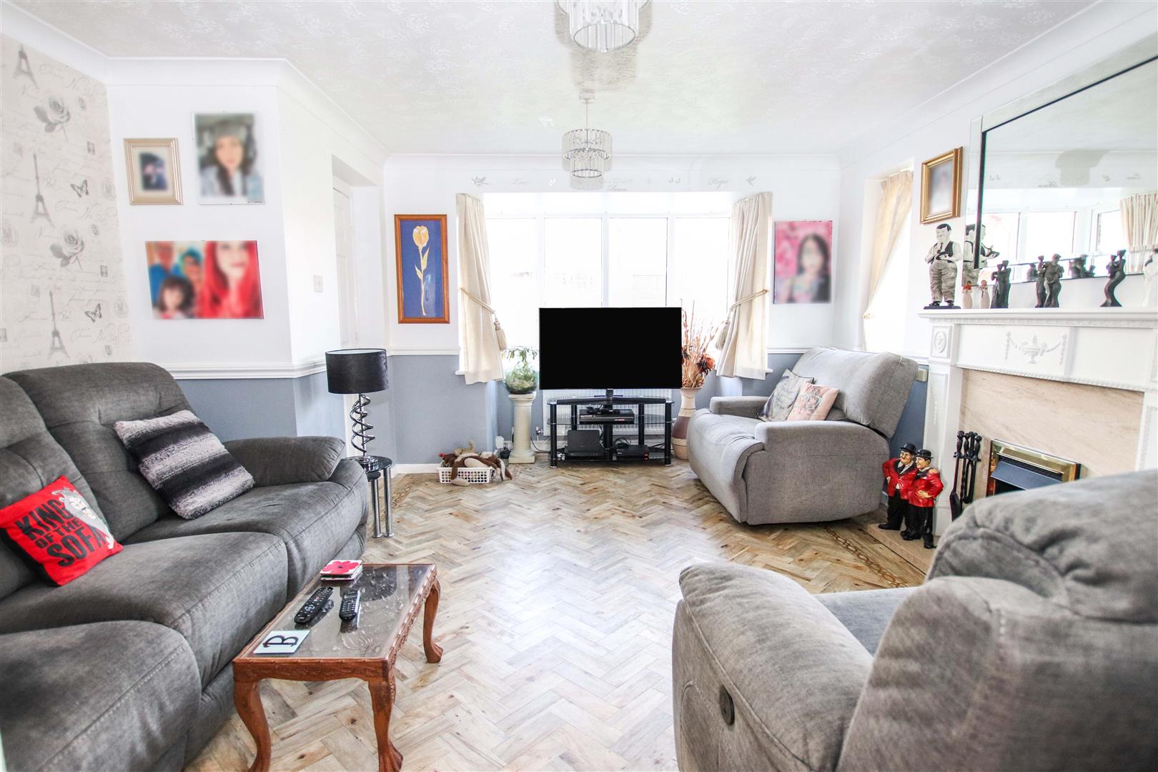 BAY FRONTED LOUNGE